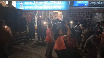 ঢাবির টিএসসিতে গান বাজিয়ে নাচছেন নারী শিক্ষার্থী। ছবি: বাংলা ট্রিবিউন