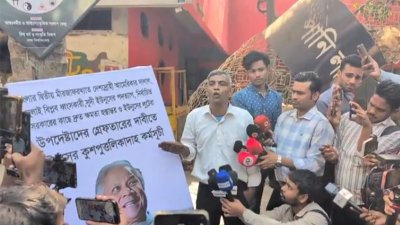 কর্মসূচিটি পালন করেন ঢাকা বিশ্ববিদ্যালয়ের ২০০১-০২ সেশনের সাবেক শিক্ষার্থী এবং ডাকসু নির্বাচনের সবচেয়ে বেশি বয়সী ভিপি পদপ্রার্থী আবু তৈয়ব হাবিলদার (ছবি: বাংলা ট্রিবিউন)