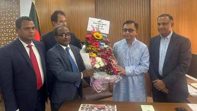 বাণিজ্যমন্ত্রী খন্দকার আব্দুল মুক্তাদিরকে ফুল দিয়ে শুভেচ্ছা জানান সচিব মাহবুবুর রহমান
