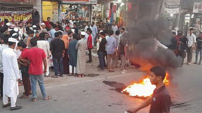 নোয়াখালী জেলা আওয়ামী লীগের কার্যালয়ে দলীয় ব্যানার টানানোর প্রতিবাদে বিক্ষোভ মিছিল ও সড়ক অবরোধ