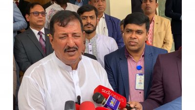 সাংবাদিকদের সঙ্গে কথা বলছেন ভূমিমন্ত্রী মিজানুর রহমান মিনু