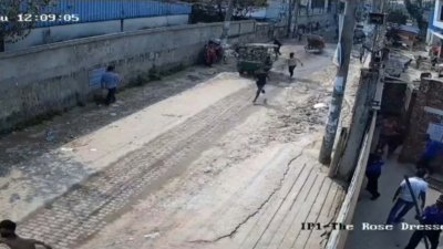 সাভারের আশুলিয়ায় একটি তৈরি পোশাক কারখানার ঝুট ব্যবসার নিয়ন্ত্রণ নিয়ে বিএনপির দুই পক্ষের মধ্যে পাল্টাপাল্টি ধাওয়া