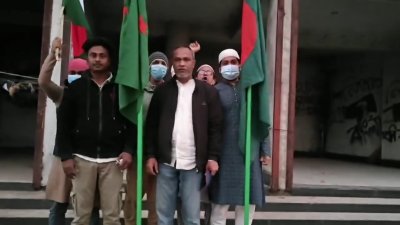 নওগাঁ আওয়ামী লীগ কার্যালয়ের সামনে নেতাকর্মীরা