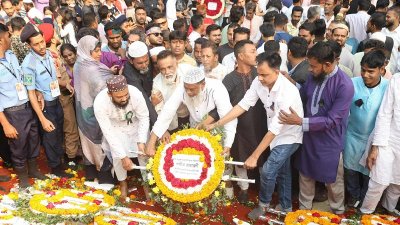 ছবিতে শহীদদের প্রতি ফুলেল শ্রদ্ধা