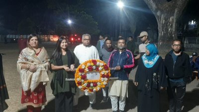 মাদারীপুরে শহীদ মিনারে ফুল দিতে যান আওয়ামী লীগের নেতারা