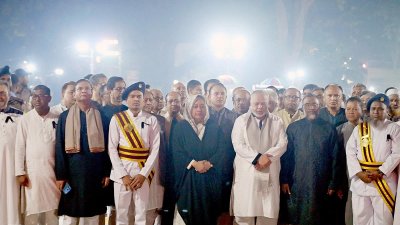 প্রধান বিচারপতি জুবায়ের রহমান চৌধুরীর সঙ্গে আপিল বিভাগের অন্য বিচারপতিদের কেন্দ্রীয় শহীদ মিনারে পুষ্পস্তবক অর্পণ