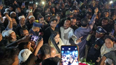 ভাষা শহীদদের প্রতি শ্রদ্ধা না জানিয়ে শহীদ মিনার থেকে ফিরে যেতে বাধ্য হন রুমিন ফারহানা