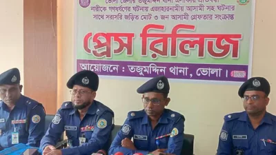 ভোলার তজুমদ্দিন উপজেলায় বাকপ্রতিবন্ধী গৃহবধূকে দলবদ্ধ ধর্ষণের মামলায় গ্রেফতারের তথ্য জানাতে সংবাদ সম্মেলন করে পুলিশ