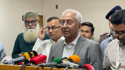 রাজধানীর আগারগাঁওয়ের নির্বাচন ভবনে কথা বলছেন নির্বাচন কমিশনের সিনিয়র সচিব আখতার আহমেদ। ছবি: বাংলা ট্রিবিউন