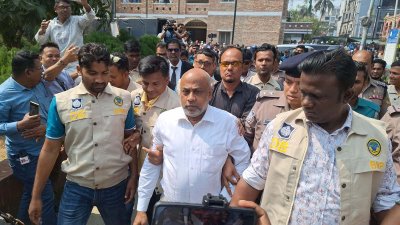 সাদিকুর রহমান লিংকনকে তার অফিস কক্ষ থেকে তুলে নিয়ে যায় পুলিশ