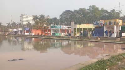 বইমেলার উদ্বোধনী দিনে পরিষ্কার হলো উদ্যানের লেক