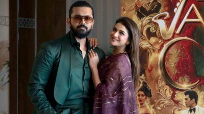 আরিফিন শুভ ও সৌরসেনী মৈত্র (ছবি: শুভর ফেসবুক পেজ থেকে নেয়া)