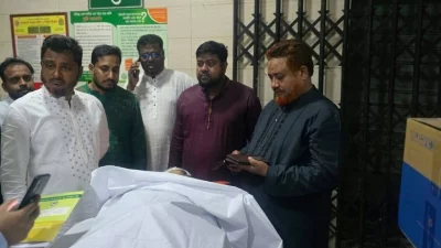 নিহতের লাশের পাশে পরিবার ও জামায়াতের নেতাকর্মীরা