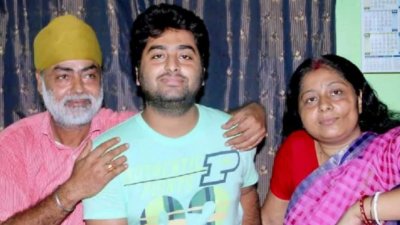 বাবা-মায়ের সঙ্গে অরিজিৎ সিং