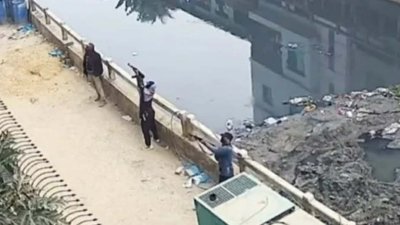 চট্টগ্রামে ব্যবসায়ী মোস্তাফিজুর রহমানের বাসাকে লক্ষ্য করে গুলি ছুড়ছে সন্ত্রাসীরা। ছবি: স!র্গহীত