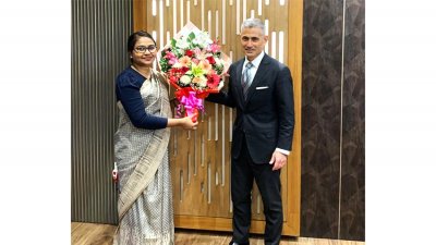 যুক্তরাষ্ট্রের দক্ষিণ ও মধ্য এশিয়া বিষয়ক অ্যাসিসট্যান্ট সেক্রেটারি পল কাপুরকে বিমানবন্দরে পররাষ্ট্র মন্ত্রণালয় ও ঢাকায় মার্কিন দূতাবাসের কর্মকর্তারা স্বাগত জানান