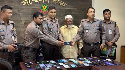 উদ্ধার করা মোবাইল প্রকৃত মালিকদের বুঝিয়ে দিচ্ছেন ঢাকা মেট্রোপলিটন পুলিশের পল্টন মডেল থানা পুলিশ
