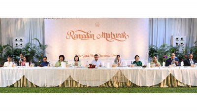 এক টেবিলে প্রধানমন্ত্রী তারেক রহমানসহ সার্কভুক্ত দেশের রাষ্ট্রদূতরা