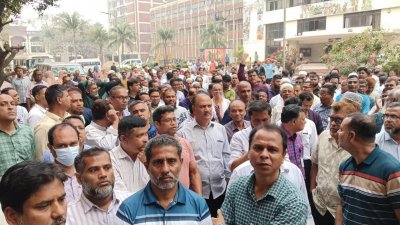 চার দফা দাবি বাস্তবায়নের দাবিতে গাজীপুরে জাতীয় বিশ্ববিদ্যালয়ের ৯৮৮ জন কর্মকর্তা-কর্মচারী অবস্থান কর্মসূচি পালন করেছেন