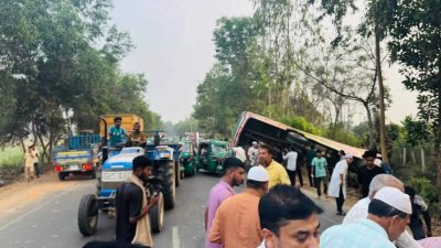 চট্টগ্রামের ফটিকছড়িতে বরযাত্রীবাহী বাস উল্টে মোটরসাইকেলের তিন আরোহী নিহত হয়েছেন