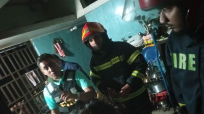 বিস্ফোরণে ক্ষতিগ্রস্ত হয়েছে বাসাটি
