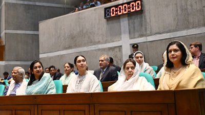 জাতীয় সংসদের প্রথম অধিবেশনে অতিথি হিসেবে রয়েছেন ড. মুহাম্মদ ইউনূস, ডা. জুবাইদা রহমান, জাইমা রহমানসহ বিভিন্ন অঙ্গনের বিশিষ্টজনরা