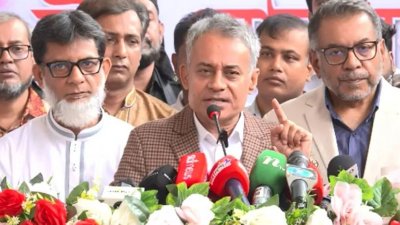 কথা বলছেন রেলমন্ত্রী শেখ রবিউল আলম