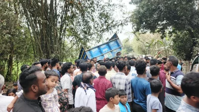দুর্ঘটনার পর ওই পথে আসা একটি ট্রাক খাদে পড়ে যায়