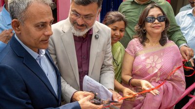 নারীদের জন্য দেশের প্রথম পাবলিক টয়লেট ‘অনন্যা’ উদ্বোধন করেন সড়ক পরিবহন ও সেতু মন্ত্রী শেখ রবিউল আলম