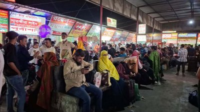 ঢাকার সাভারে পবিত্র ঈদুল ফিতরকে সামনে রেখে দূরপাল্লার বাসে নির্ধারিত ভাড়ার চেয়ে দ্বিগুণ আদায় করা হচ্ছে
