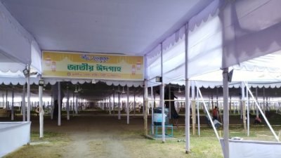 জাতীয় ঈদগাহে প্যান্ডেলের কাজ চলছে। ছবি: বাংলা ট্রিবিউন