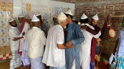 নোয়াখালীর বেগমগঞ্জ, কবিরহাট ও সদর উপজেলার পাঁচ গ্রামের কাদেরিয়া তরিকার অনুসারী দুই শতাধিক ধর্মপ্রাণ মুসল্লি আগামীকাল ঈদ উদযাপন করবেন