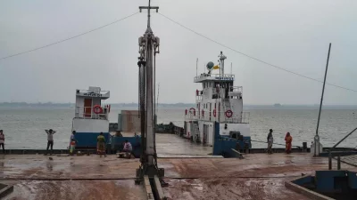 ফেরি নোঙর করে আছে, ঘাটে কোনও যাত্রী নেই