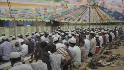 শনিবার সকাল ৮টায় উখিয়া-টেকনাফের রোহিঙ্গা শিবিরগুলোতে ঈদের নামাজ আদায় করেছেন রোহিঙ্গারা