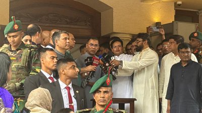 মুনায় বিশিষ্টজনদের সঙ্গে ঈদের শুভেচ্ছা বিনিময় অনুষ্ঠানে সাংবাদিকদের সঙ্গে কথা বলছেন তারেক রহমান