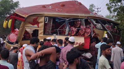 কুমিল্লায় ট্রেনের ধাক্কায় ১২ জন বাসযাত্রী নিহত হয়েছেন
