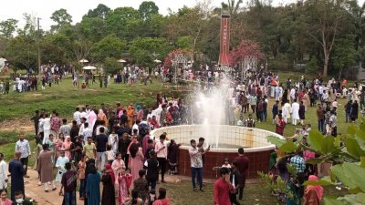 পর্যটকদের পদচারণায় মুখর হয়ে উঠেছে দর্শনীয় স্থানগুলো