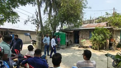 টুঙ্গিপাড়ায় বিস্ফোরণে দগ্ধ মাদ্রাসাছাত্রের বাড়িতে অভিযান, ককটেলসদৃশ বস্তু উদ্ধার