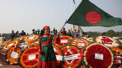 শ্রদ্ধার ফুলে ভরে গেছে জাতীয় স্মৃতিসৌধ