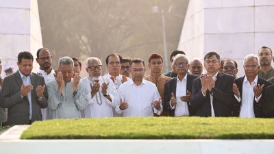 বাবা-মায়ের সমাধিতে প্রধানমন্ত্রীর শ্রদ্ধা