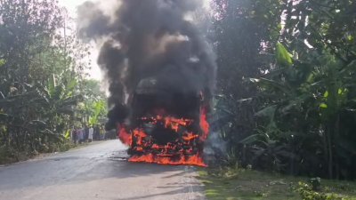 যশোর-নড়াইল মহাসড়কের ফতেহপুরে চলন্ত অবস্থায় একটি যাত্রীবাহী বাসে আগুন ধরেছে