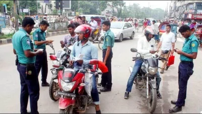 রাজধানীর বিভিন্ন এলাকায় ট্রাফিক আইন লঙ্ঘনকারীদের বিরুদ্ধে অভিযান (ফাইল ছবি)
