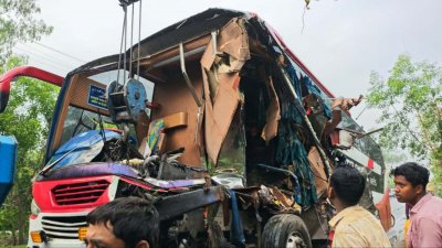 দুর্ঘটনাকবলিত বাস