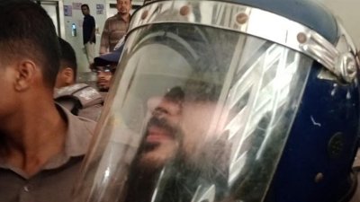 আদালত প্রাঙ্গণে আলোচিত কনটেন্ট ক্রিয়েটর আর এস ফাহিম চৌধুরী। ছবি: সংগৃহীত