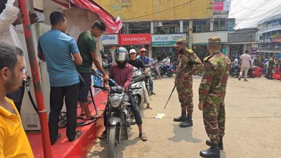 নির্ধারিত সময়সূচি অনুযায়ী শহরের চারটি ফিলিং স্টেশনের মধ্যে তিনটিতে অকটেন বিক্রি হচ্ছে