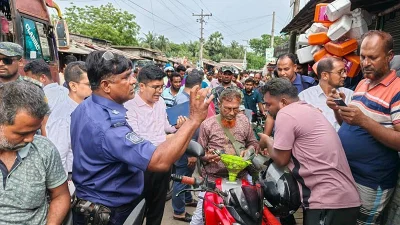 জব্দ তেল উপস্থিত মোটরসাইকেলে বিতরণ