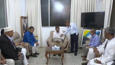 নবনিযুক্ত ১৪ জেলা পরিষদের প্রশাসকদের সঙ্গে বৈঠক করেছেন প্রধানমন্ত্রী তারেক রহমান। ছবি: সংগৃহীত