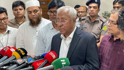 নির্বাচন কমিশনের সিনিয়র সচিব আখতার আহমেদ সাংবাদিকদের ব্রিফ করছেন