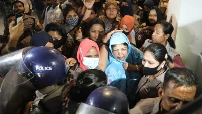 আইনশৃঙ্খলাবাহিনীর হেফাজতে শিরীন শারমিন চৌধুরী