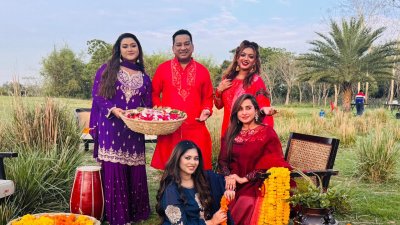 গানের শিল্পীরা ফটোসেশানে একসঙ্গে